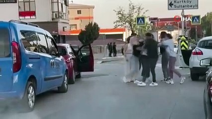 Kadın sürücüler kavga etti, erkekler izledi