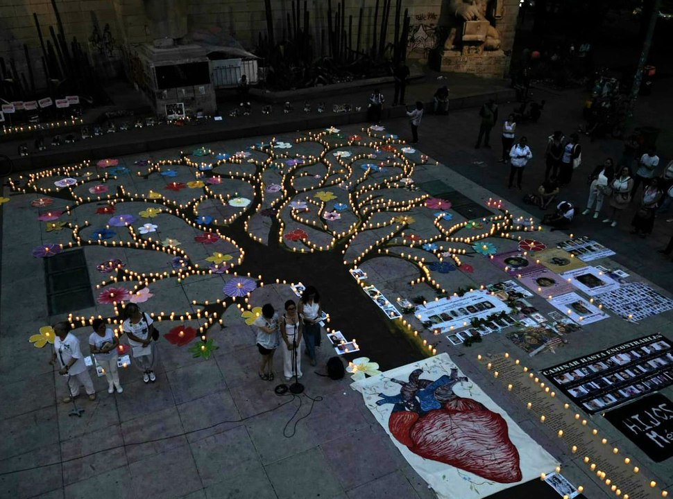 La víspera del Día de las Madres, realizan velada por desaparecidos en la CDMX