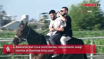Adana’da bir berber müşterisinin isteği üzerine at üzerinde tıraş yaptı