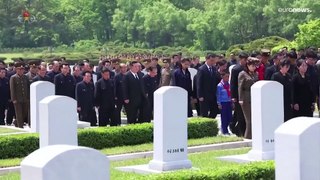 فيديو: ملقيًا التراب بيديه على التابوت... زعيم كوريا الشمالية يحضر جنازة مسؤول الدعاية كيم كي نام
