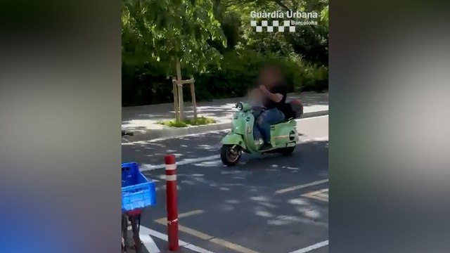 Sin casco, con el móvil en la mano y una menor al volante, así circulaba este motorista que ha sido detenido