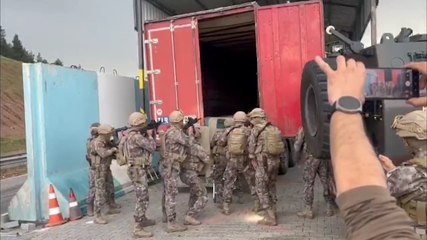 Uyuşturucu ve kaçak göçmenlerle dolu TIR Siirt'te yakalandı