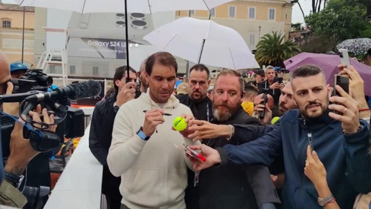 Tennis, a Roma, salta per la pioggia l'esibizione di Nadal a Piazza del Popolo: solo foto e autografi