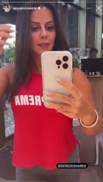 Sem mega hair e com os fios tingidos, Viviane Araújo mostra cabelo natural: ‘Ralinho’