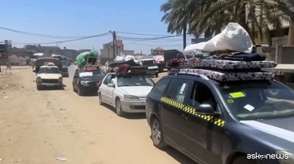 Palestinesi fuggiti da Rafah arrivano con auto cariche a Khan Younis