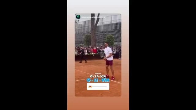 Tennis a Roma, Novak Djokovic palleggia con i bambini e conquista il pubblico del Foro Italico