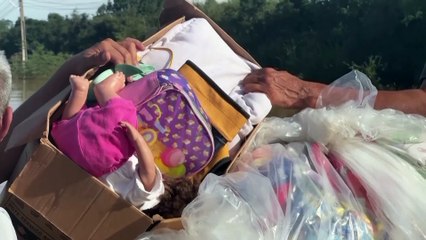 Wheel loader driver helps flooded community in Brazil