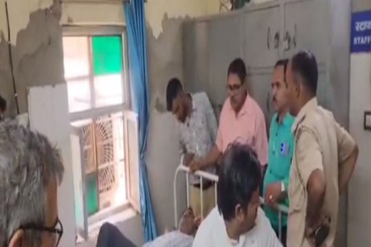 Alwar Ramgarh : कार्यालय में लगी पुरानी गाडर गिरने से तहसीलदार हुआ घायल, बाल-बाल बचा