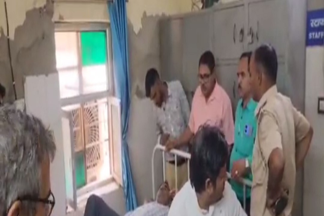 Alwar Ramgarh : कार्यालय में लगी पुरानी गाडर गिरने से तहसीलदार हुआ घायल, बाल-बाल बचा