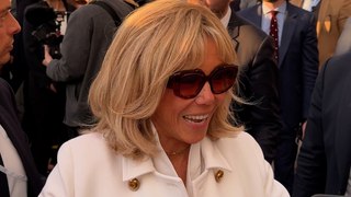 GALA VIDÉO - Arrivée de la flamme olympique à Marseille avec Brigitte et Emmanuel Macron