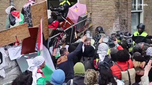 شاهد: الشرطة الهولندية تعتقل عشرات الطلاب الداعمين لغزة وتفض اعتصام جامعة أمستردام بالقوة