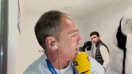 La "anaconda" con beso de Roncero a Antonio Romero tras el 2-1 de Joselu