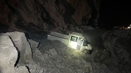 Kamyonet bir anda dev kayaların arasında kaldı