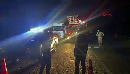 Dev kaya parçaları yola düştü; kamyonet mahsur kaldı
