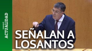 Un senador de Compromís señala a Federico Jiménez Losantos durante el pleno