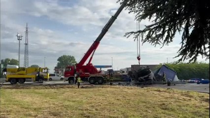 Il video del camion pieno di acido che si è ribaltato all'autogrill di Piacenza