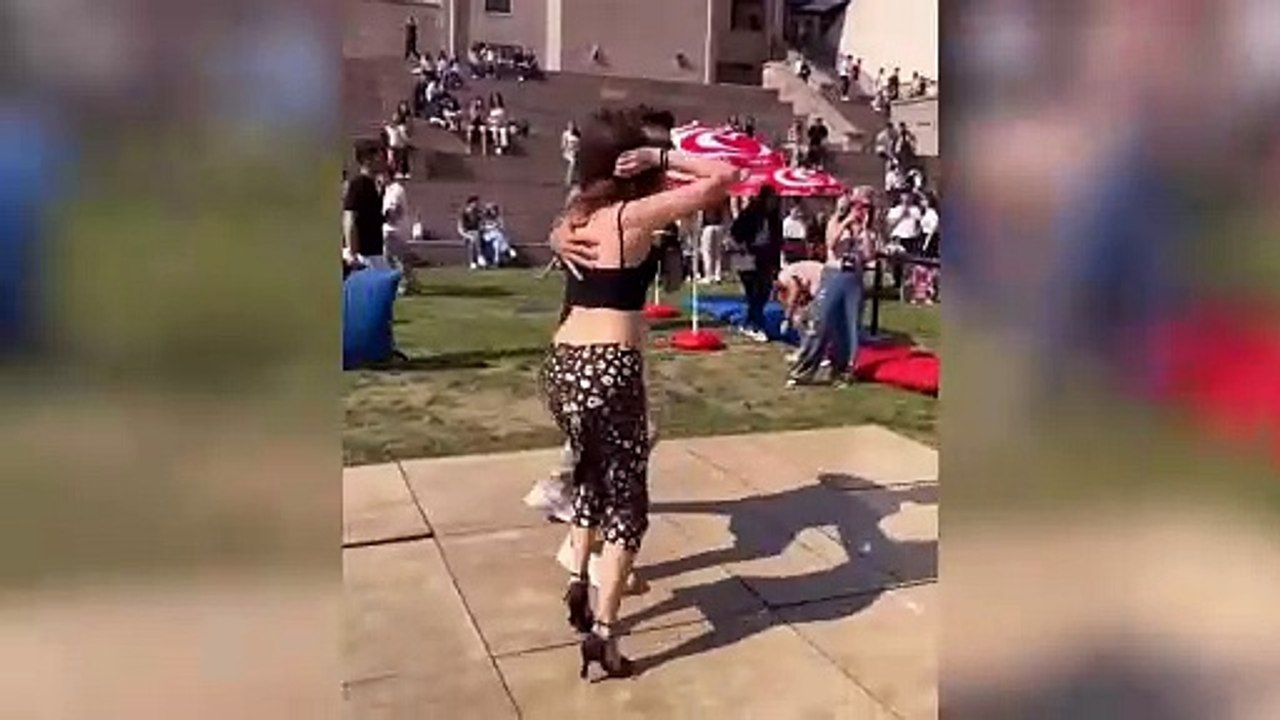 Melis Sezen özel bir üniversitenin dans etkinliğinde şov yaptı