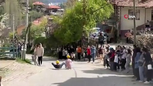 Yaptıkları tahta arabalarla yarış düzenleyip çocukluk eğlencelerini geleneksel hale getiriyorlar