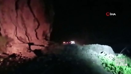 Dev kayalar karayoluna düştü! Kamyonet kayaların arasında kaldı