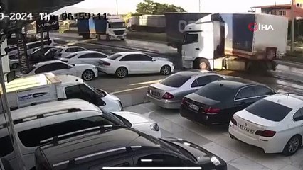 Tır şoförünün ustalığı faciayı önledi: O anlar kamerada