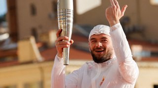 « La honte » : Jul porte la flamme olympique et allume le chaudron à Marseille, les internautes réagissent