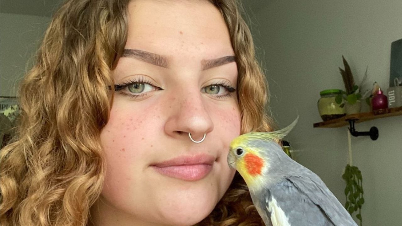 Die Vogelbeobachterin der Generation Z ist mit ihrem Nymphensittich bestens befreundet