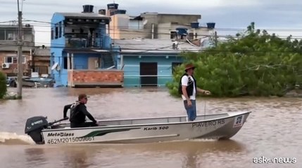 Скачать видео: Alluvione in Brasile, oltre 100 morti. Il Cristo Redentore illuminato