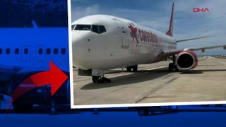 Antalya'da ön lastiği patlayan yolcu uçağı, gövdesi üzerine iniş yaptı