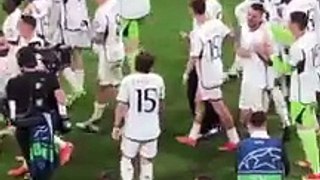 Rüdiger 'pega' a Joselu durante la celebración del Real Madrid