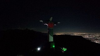 إضاءة تمثال المسيح الفادي في ريو تكريما لضحايا الفيضانات في البرازيل