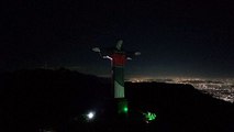 إضاءة تمثال المسيح الفادي في ريو تكريما لضحايا الفيضانات في البرازيل