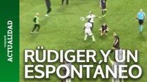 Rüdiger se lanza y abraza a un espontáneo tras la remontada del Madrid