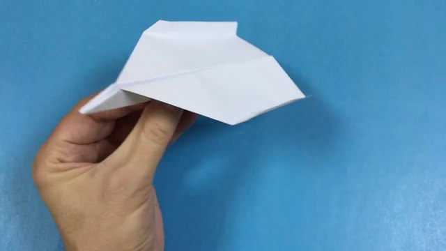 Le faucon. Un avion à grande vitesse en papier coloré qui vole loin