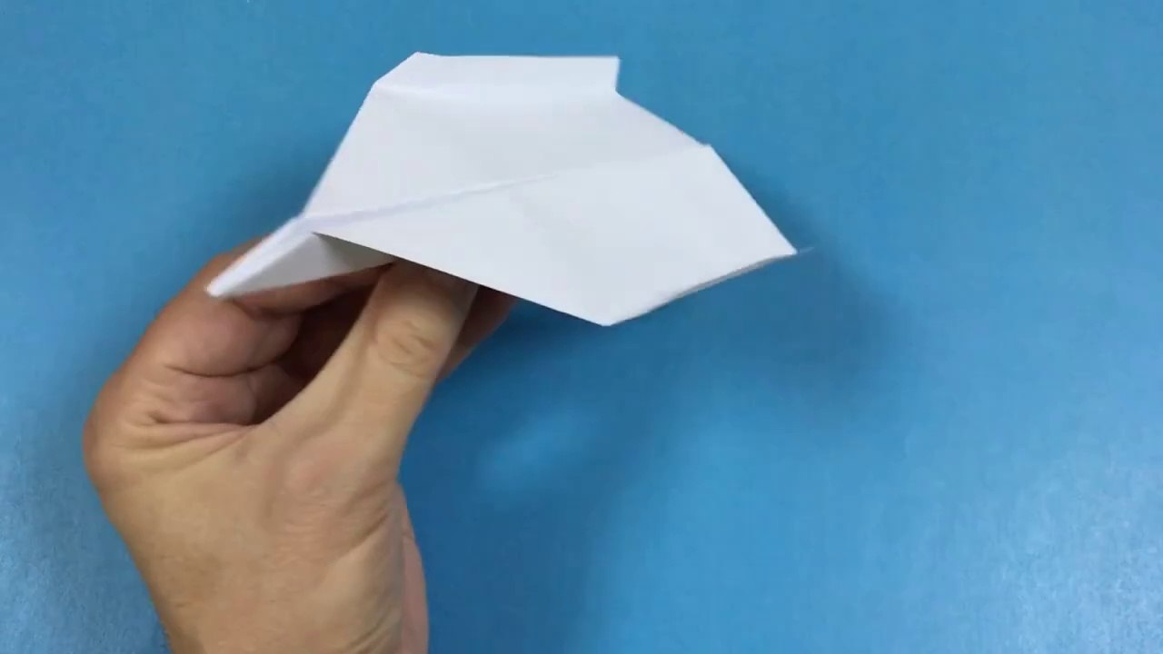 Le faucon. Un avion à grande vitesse en papier coloré qui vole loin