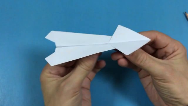 Avion en papier inhabituel. Fabriquez votre propre avion en papier, origami