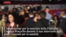 Stati Generali Natalità, la contestazione alla ministra Roccella, i cori in platea e le proteste