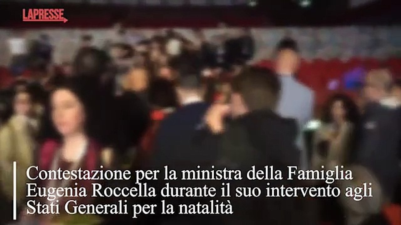 Stati Generali Natalità, la contestazione alla ministra Roccella, i cori in platea e le proteste
