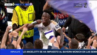 Celebración de Vinicius con la afición del Bernabéu