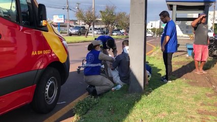Após ser fechada por caminhão, moto esportiva sai da pista e bate contra poste