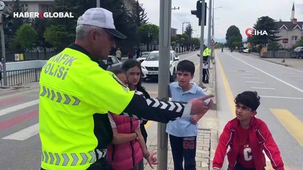 Okul önündeki minik öğrenci yol vermeyen sürücüye gereğini yaptı