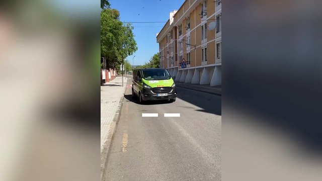 Furgoneta de VOX en Tarragona: “Anunciamos a los inmigrantes ilegales que el vuelo de Garriga Airlines con destino a Jovenlandia saldrá en un minuto