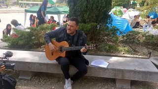 Ismael Serrano, este jueves, en la acampada de la Complutense por Gaza