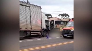 Mulher morre ao ser atingida por caminhão na calçada