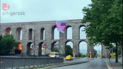 TİP kemerlere pankart asmış