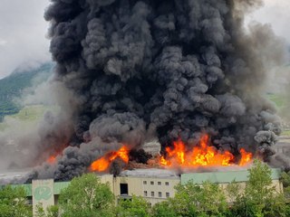 Monströse Rauchwolke! Ladesäulen-Fabrik brennt lichterloh