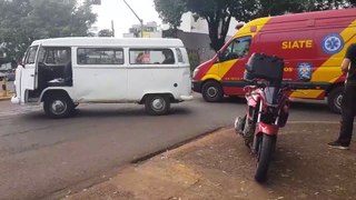 Piloto de moto fica ferido após colidir contra Kombi no Centro