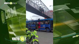 Policía evitó que un ciudadano se lanzara de un puente peatonal en Bogotá