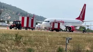 Antalya'da tekeri patlayan uçak ön dikme üzerine indi