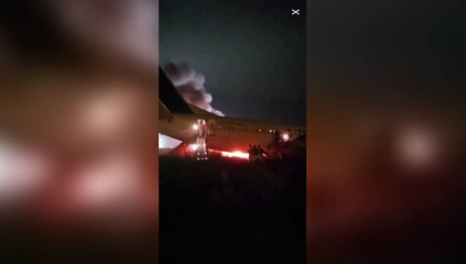 Passeggeri scappano dall'aereo in fiamme a Dakar, in Senegal