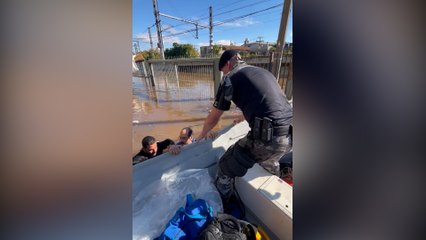 Vídeos mostram cenas dramáticas de equipes da PM do Paraná no RS